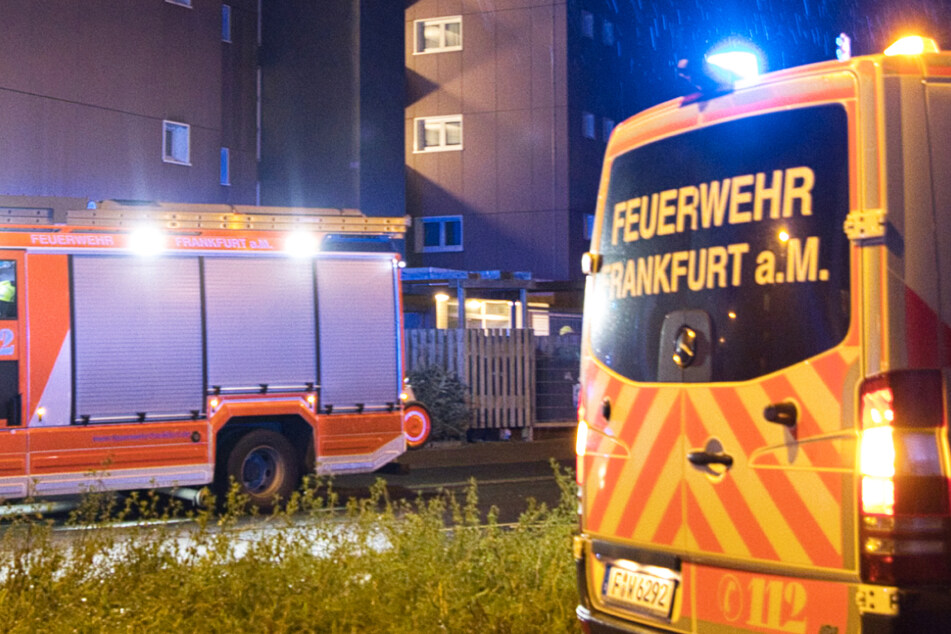 Hochhaus-Brand in Frankfurt-Niederursel am Mittwochabend: Die Feuerwehr rückte mit einem Großaufgebot an Kräften aus.