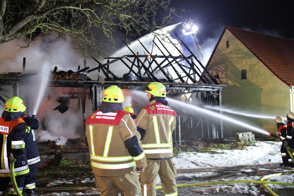 Die Feuerwehr kämpfte gegen die Flammen.