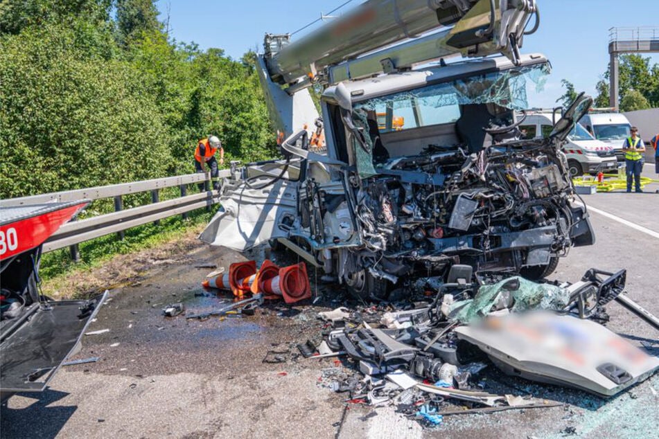 Unfall A5: Lkw kracht in Abschleppwagen: Fahrer schwer verletzt, A5 bei Karlsruhe gesperrt