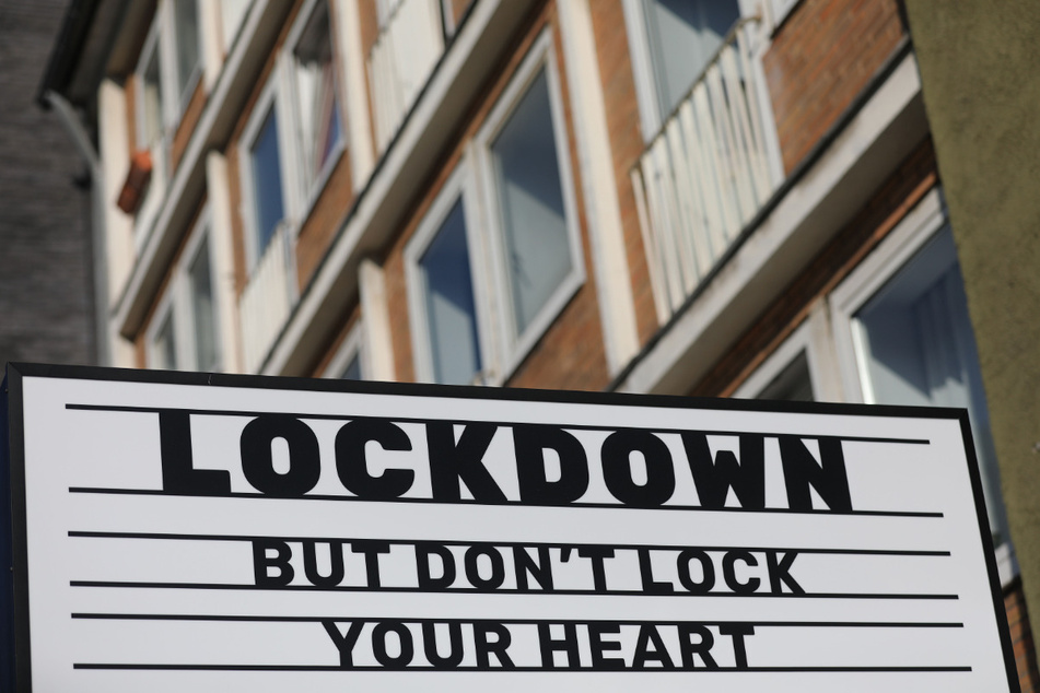 Auf einem Schild über einer geschlossenen Gaststätte in Köln steht "Lockdown - But don' lock your heart»". In Großbritannien wurde "Lockdown zum "Wort des Jahres" gekürt.