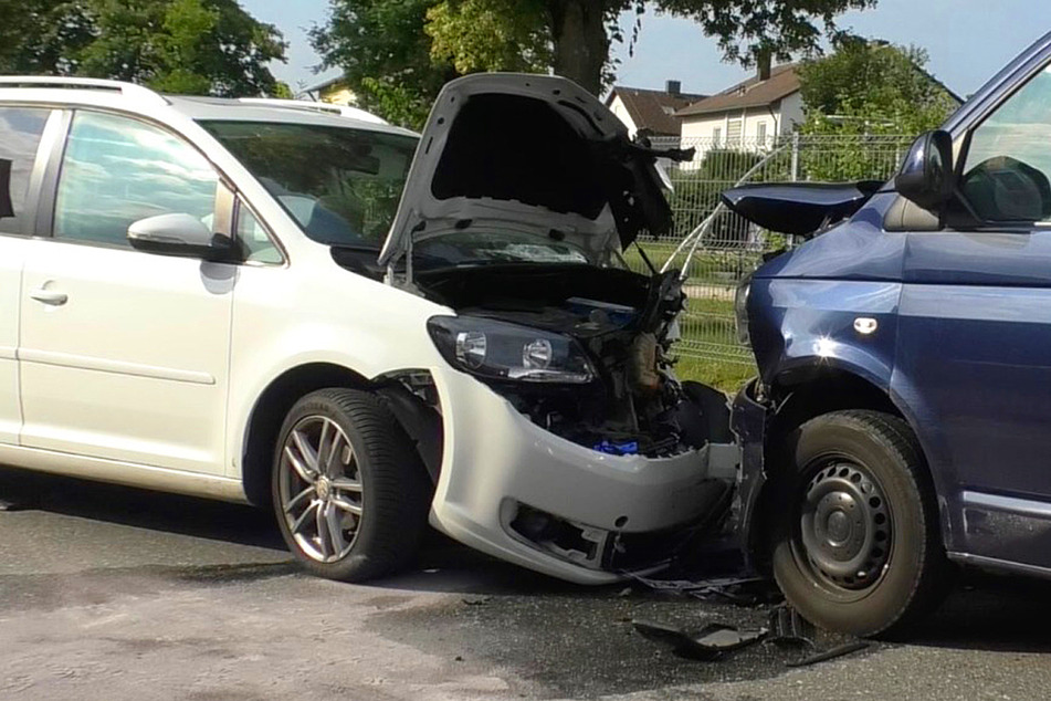 Frontal-Crash mit Kleinbus: Vier Kinder und zwei Erwachsene verletzt