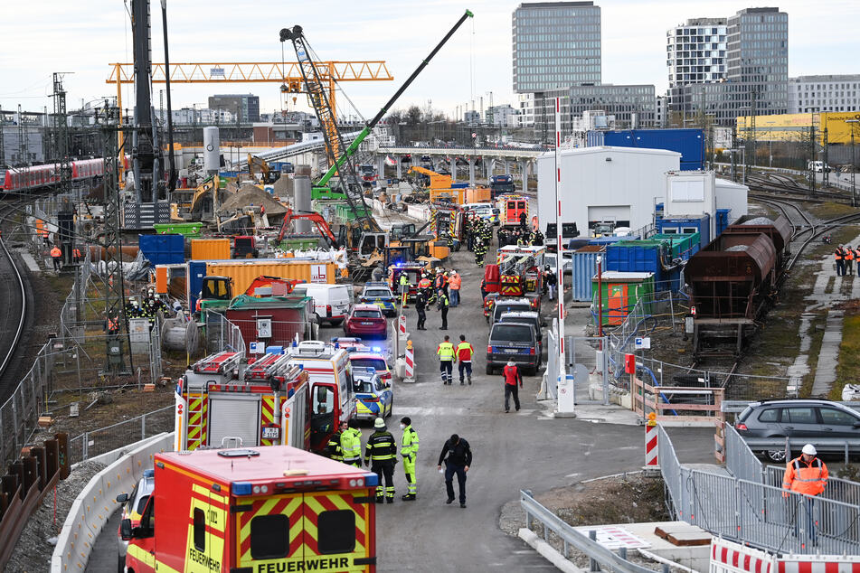 Mitten auf der wichtigsten Zugstrecke Münchens ist es zu einer heftigen Explosion gekommen. Mehrere Menschen sind verletzt.