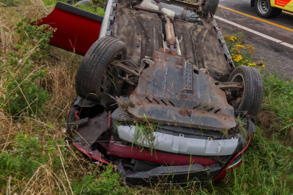 Unfall A4: Unfall auf A4: Dacia überschlägt sich im Baustellenbereich und landet auf Dach