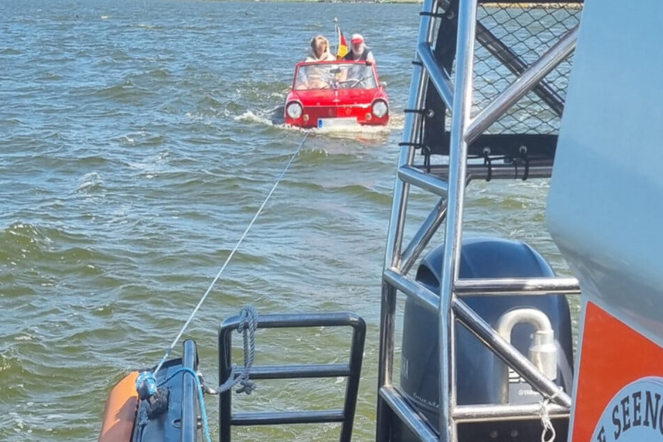 Die Seenotretter zogen das manövrierunfähige Amphibienfahrzeug nach Haddeby.