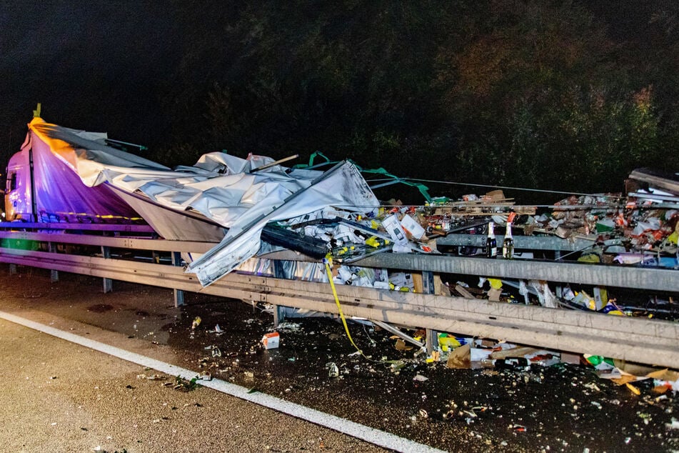 Beide Sattelzüge wurden durch den massiven Zusammenprall auf der A5 bei Alsfeld nahezu komplett zerstört.