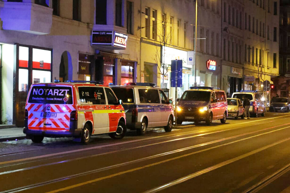 Polizei und Rettungsdienst wurden am Dienstagabend auf die Eisenbahnstraße in Leipzig alarmiert.