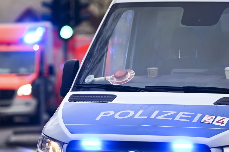 Streit in Wohnung eskaliert: Mann in Lebensgefahr, Verdächtiger stellt sich freiwillig