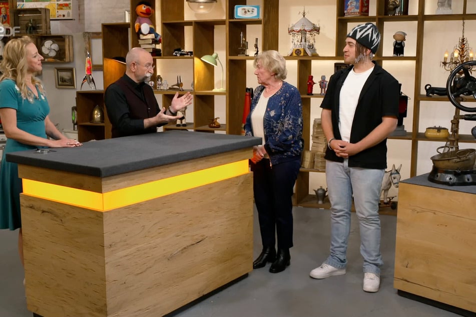 Helga Rudolf (2.v.r.) ist gemeinsam mit ihrem Enkel Louis Mark (r.) bei "Bares für Rares" zu Gast.