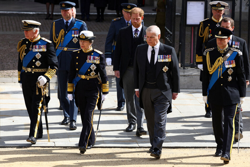 Prinze Andrew durfte keine Uniform beim Queen-Begräbnis tragen. Prinz Harry ebenso.