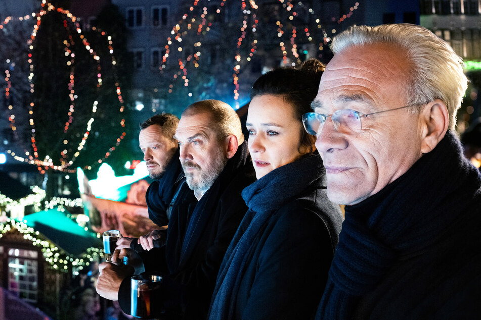 Das Kölner Ermittlerteam auf dem Weihnachtsmarkt: Norbert Jütte (Roland Riebeling, 45), Freddy Schenk (Dietmar Bär, 62), Natalie Förster (Tinka Fürst, 35) und Max Ballauf (Klaus J. Behrend, 63).