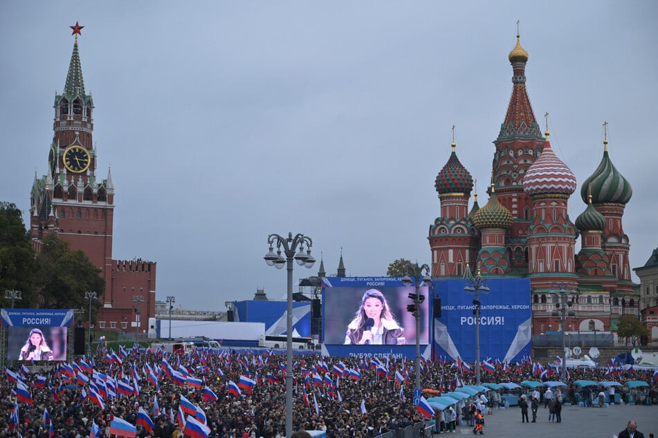 Moskau: Menschen versammeln sich auf dem Roten Platz, um die Annexion der ukrainischen Regionen an Russland zu feiern.