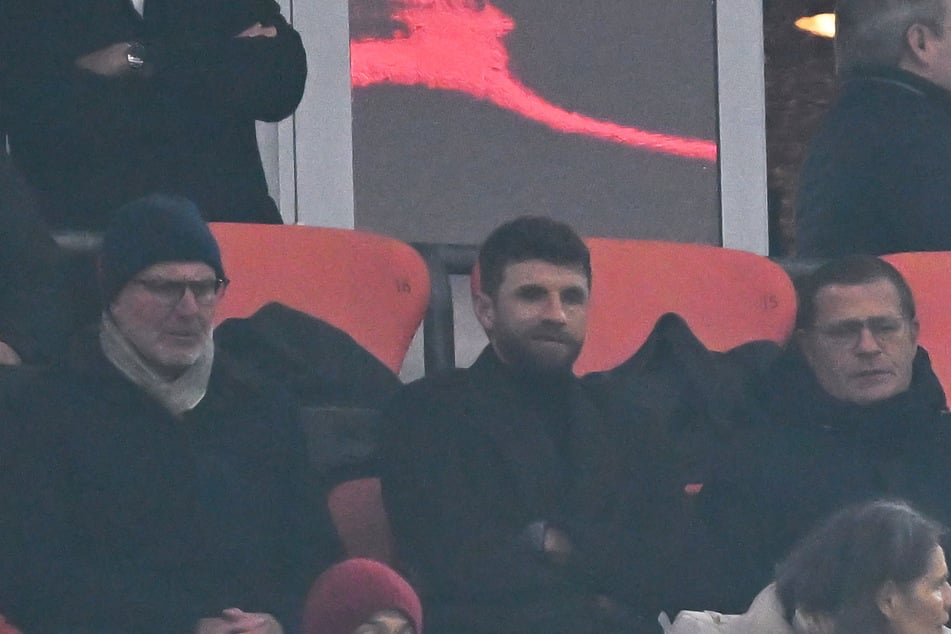 Thomas Müller (36, M.) nahm zwischen Max Eberl (52, r.) und Karl-Heinz Rummenigge Platz.