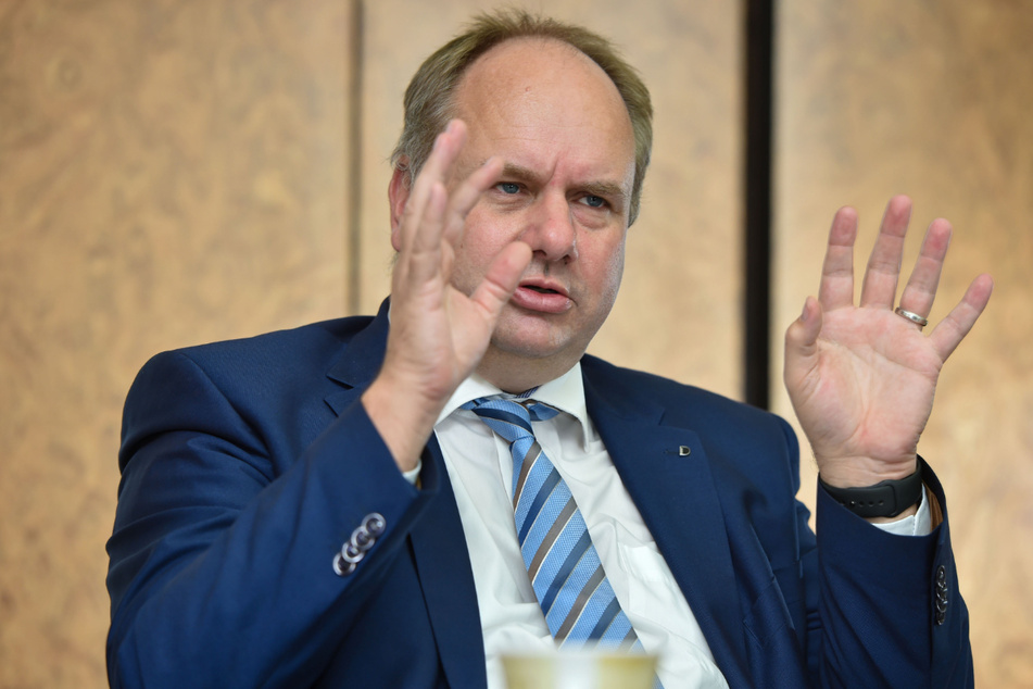 OB Dirk Hilbert (49, FDP) muss sich mit der Rekord-Anfrage auseinandersetzen.