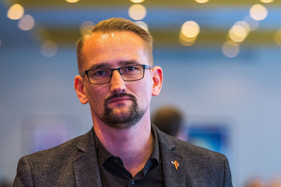 Augustin hatte nach Parteiangaben beim Eintritt in die AfD frühere Kontakte zur NPD und ihrer Jugendorganisation verschwiegen.