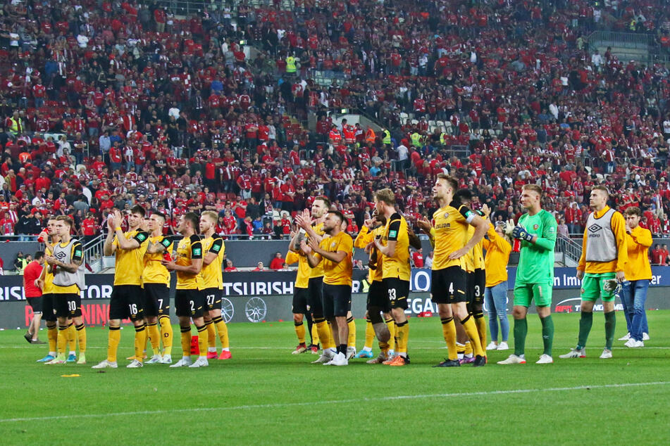 Die Dresdner Mannschaft bedankte sich bei den mitgereisten Fans für die grandiose Unterstützung.
