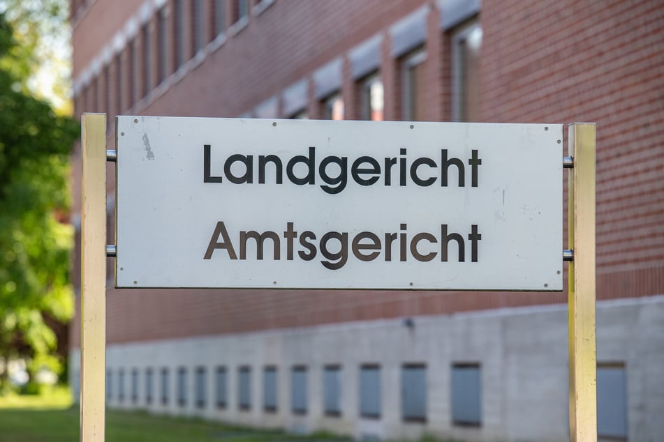 Mit einem Geständnis hat vor dem Landgericht Landshut der Prozess um den gewaltsamen Tod einer dreifachen Mutter begonnen.