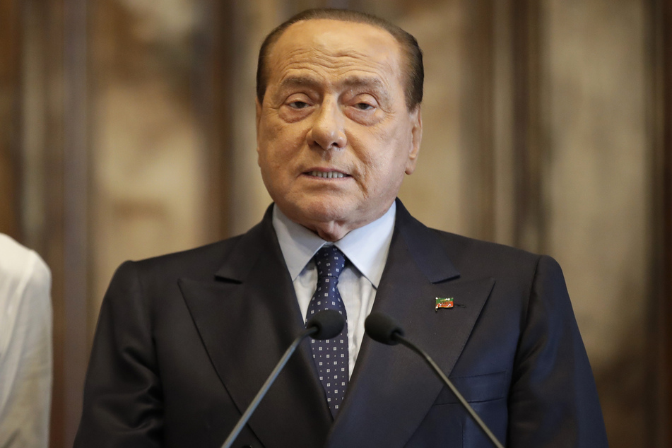 Silvio Berlusconi ist nach Angaben seiner Partei positiv auf das Coronavirus getestet worden.