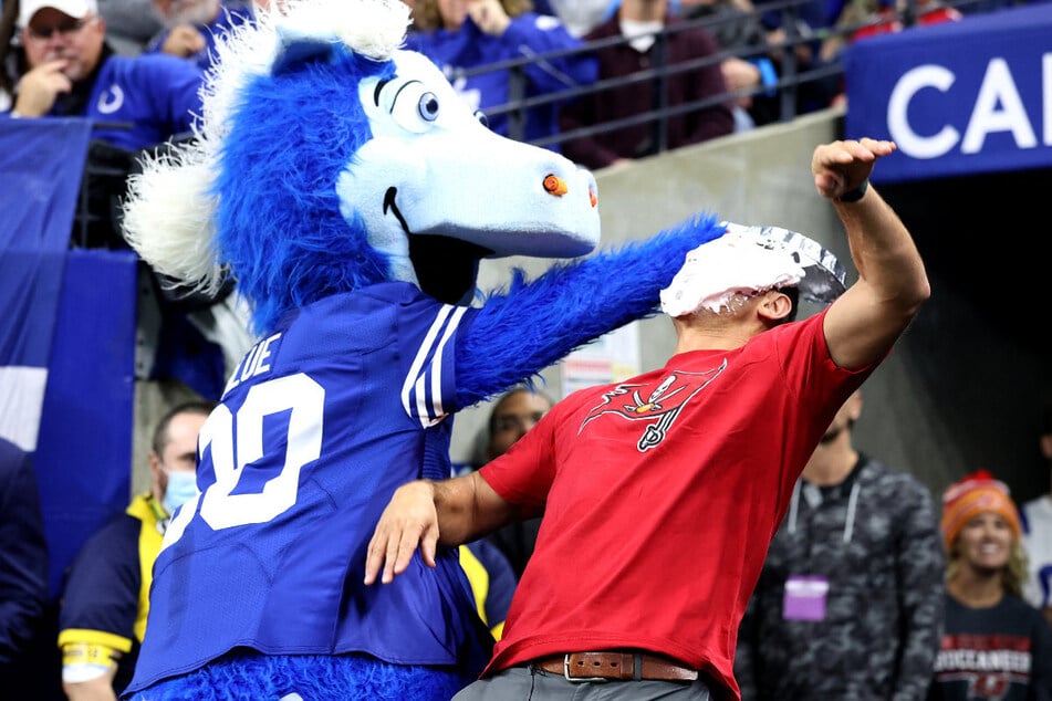 ¿A quién le lanza el mascota de los Colts, “Blue”, pasteles de crema en la cara en Berlín?