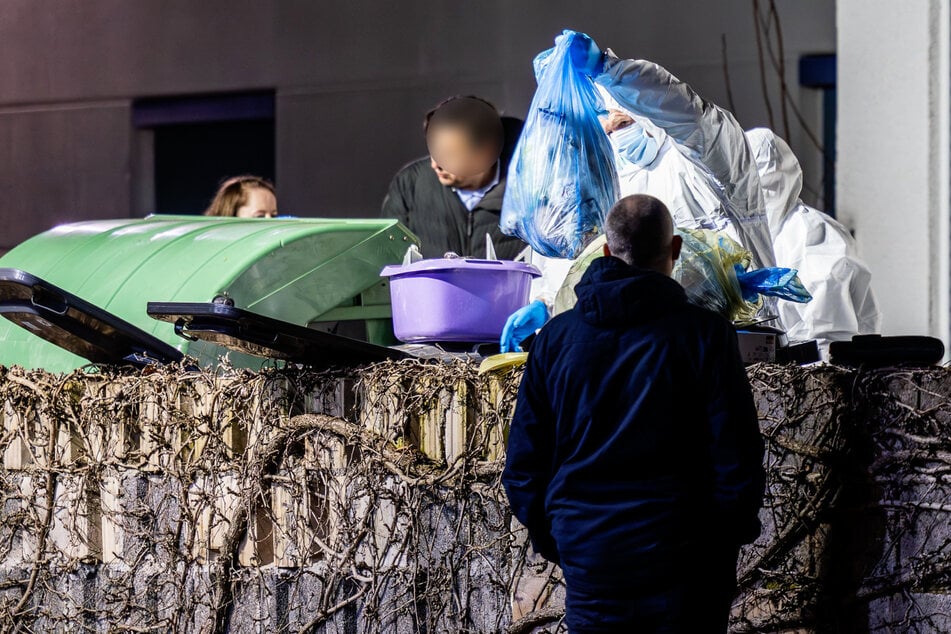 Nach wie vor sind Beamtinnen und Beamte zur Spurensicherung vor Ort.