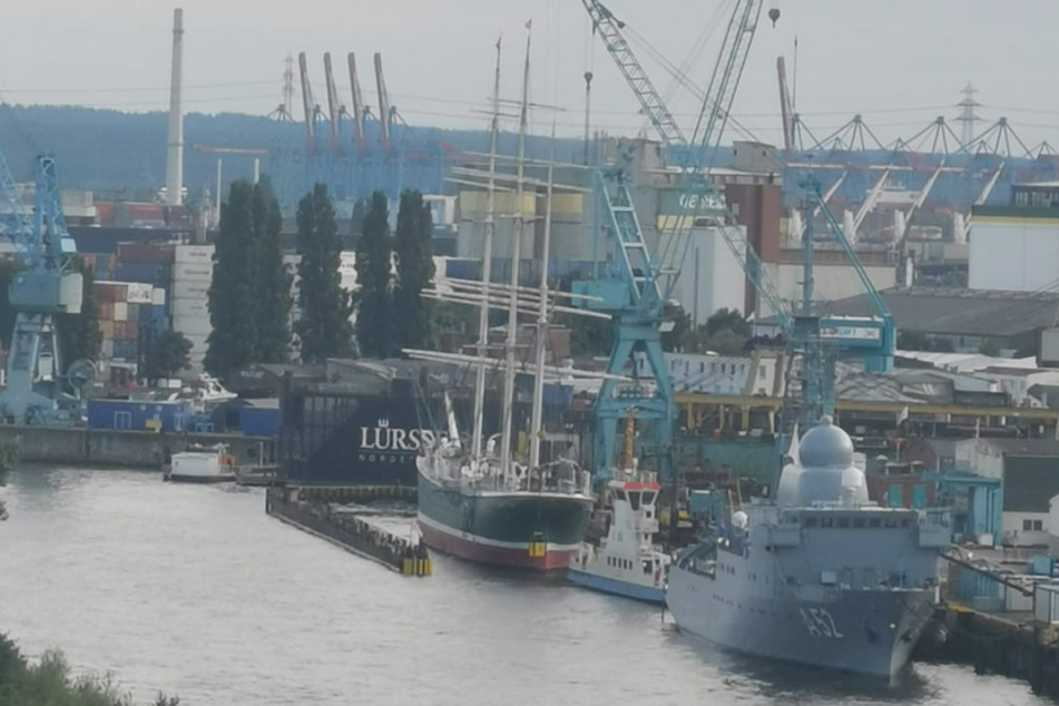 Angekommen! Das Museumsschiff wurde im Hamburger Hafen auf ein Schwimmdock der Norderwerft geschleppt.