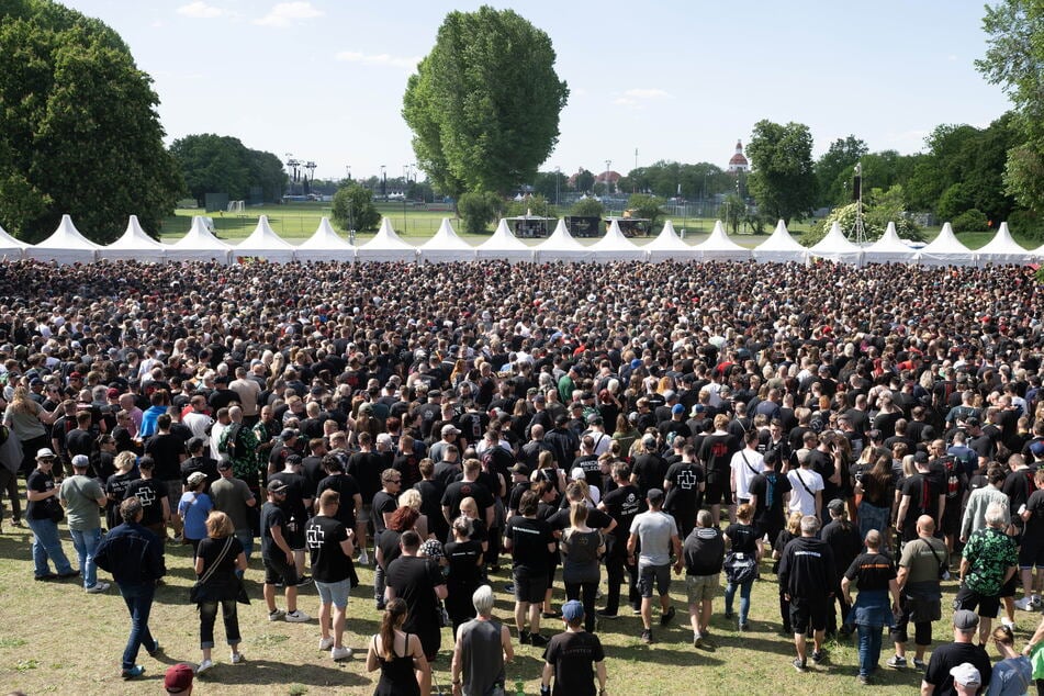 Besucher warten an der "Rinne" auf den Einlass zum Open-Air-Gelände des Rammstein-Konzerts.