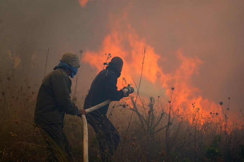 Die Arbeit der Feuerwehr wurde durch das bergige Gelände zusätzlich erschwert.