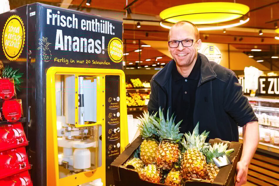Dank dieser Maschine könnt Ihr bei EDEKA Scheller Eure Ananas in nur 20 Sekunden frisch schälen lassen.