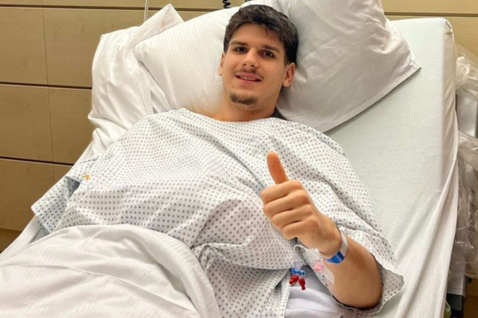 FCSP-Stürmer Igor Matanovic (19) musste aufgrund einer Schulterverletzung operiert werden. Mit diesem Foto meldete er sich anschließend bei seinen Fans.
