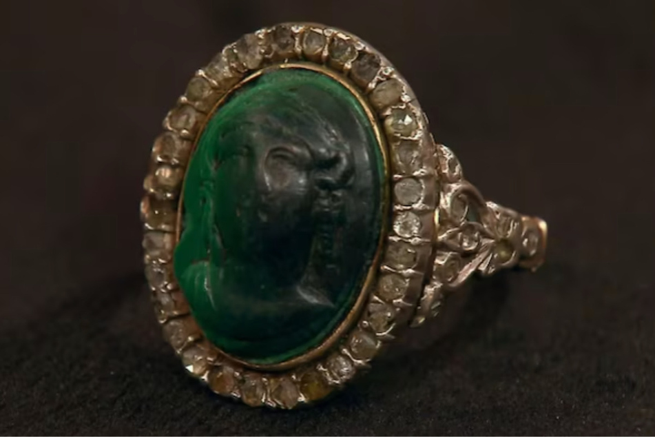 Der Malachit in der Mitte des rund 230 Jahre alten Ring ist mit Diamanten eingefasst. Die Kamee auf dem Stein ist stark abgetragen.