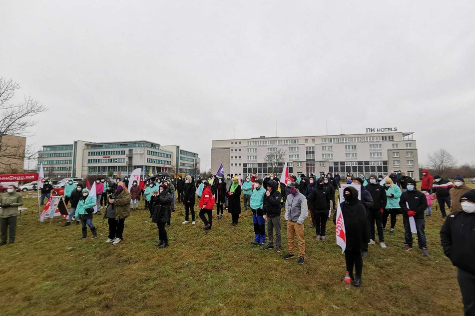 Rund 200 Personen sammelten sich vor dem "Flaschenpost"-Zentrallager.