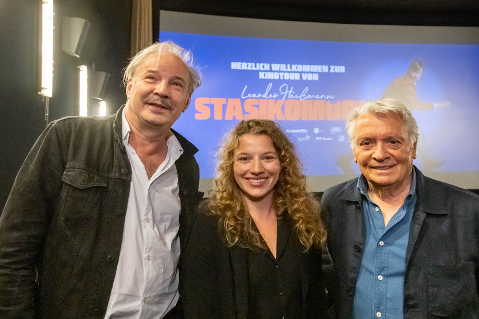 Regisseur Leander Haußmann (62, l.), Antonia Bill (34, M.) und Henry Hübchen (75) waren bei der Chemnitzer Premiere von "Stasikomödie" anwesend.