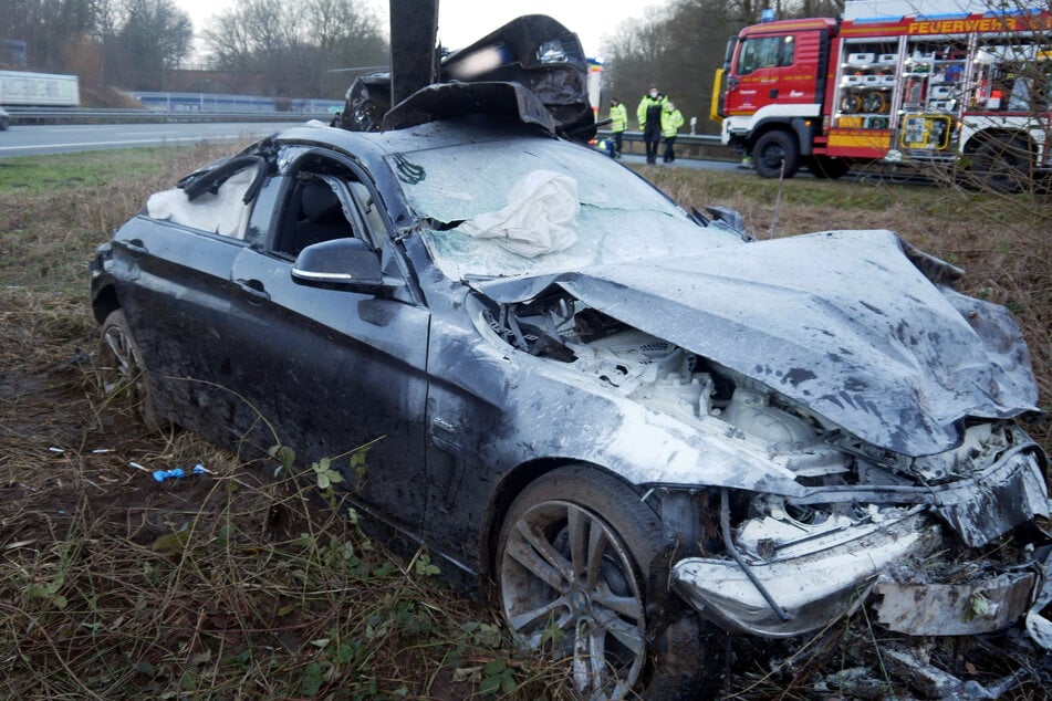 Unfall A1: BMW-Fahrer überschlägt sich mehrfach auf der A1: 23-Jähriger lebensgefährlich verletzt