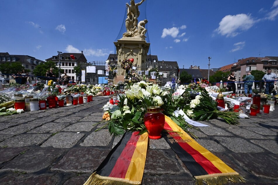 Viele Menschen trauerten auf dem Marktplatz in Mannheim um den getöteten Polizisten.