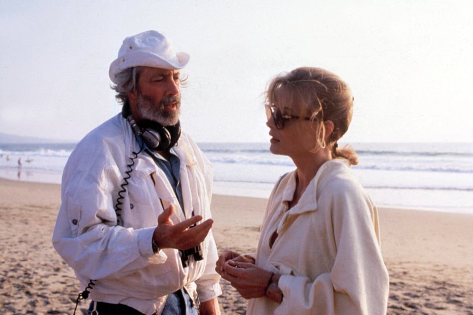 Robert Towne und Michelle Pfeiffer (66) am Set des Actionfilms "Tequila Sunrise" im Jahr 1988. (Archivbild)