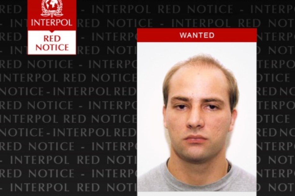 Interpol und Europol fahnden nach dem verurteilten Doppelmörder. Für Hinweise zu seiner Ergreifung winken 25.000 Euro.