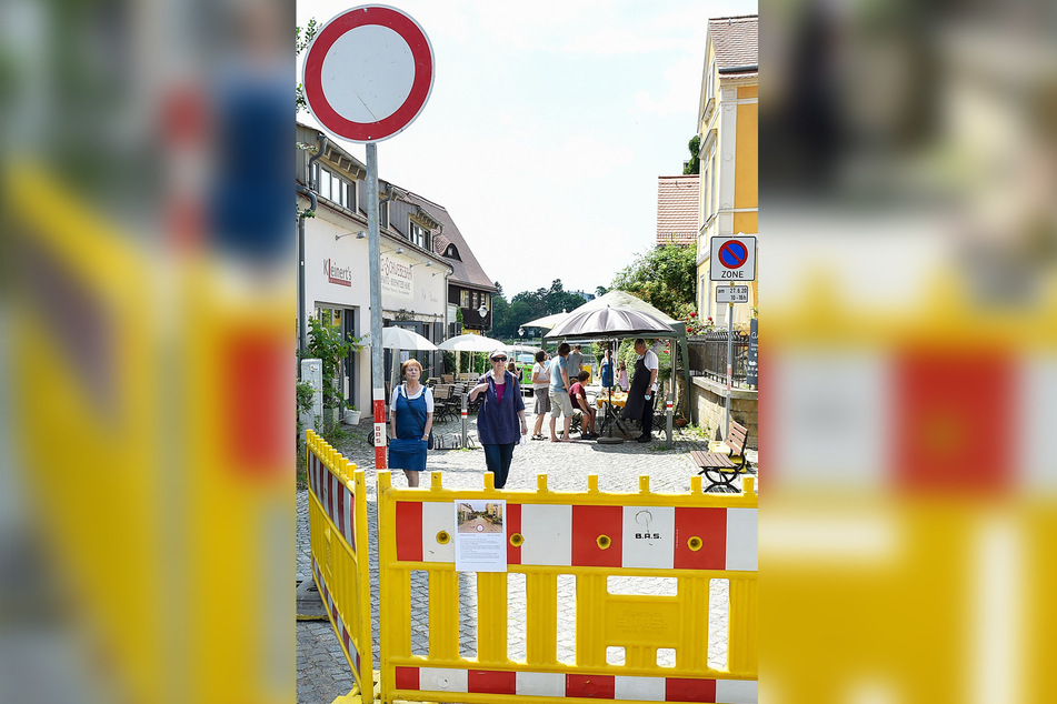 Eine der ältesten Straßen von Loschwitz könnte verkehrsberuhigt sein - wenn es den Poller wieder gäbe.