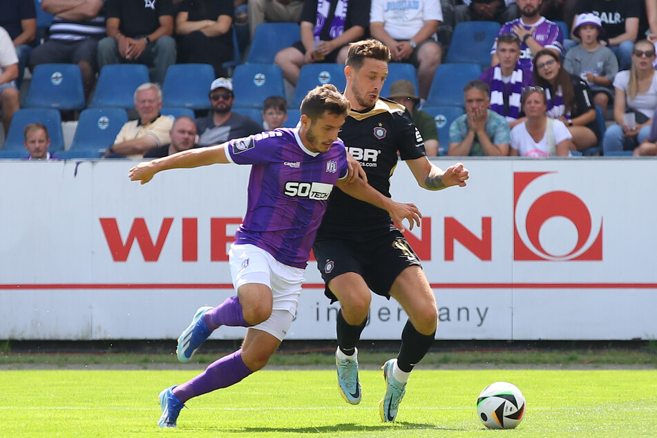 Bashkim Ajdini und Aue-Kicker Boris Tashchy im Zweikampf.