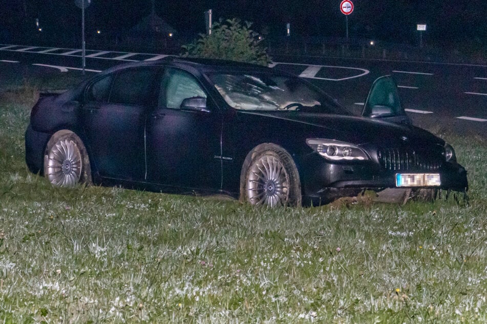 Polizei eilt nach Unfall zu BMW: Schwer verletzte Frau in Wagen, doch vom Fahrer fehlt jede Spur!