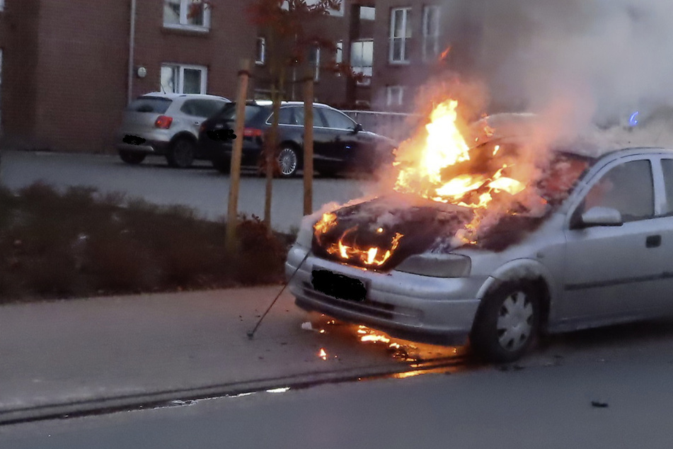Abgestellter Opel Astra geht in Flammen auf