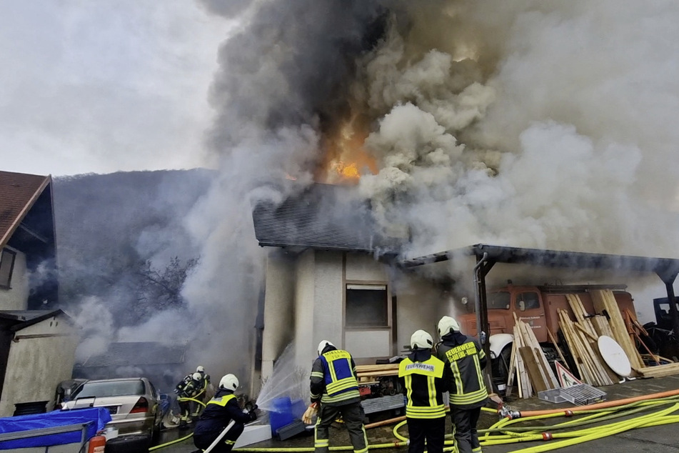 Wohnhaus lichterloh in Flammen: Gab es eine Explosion?