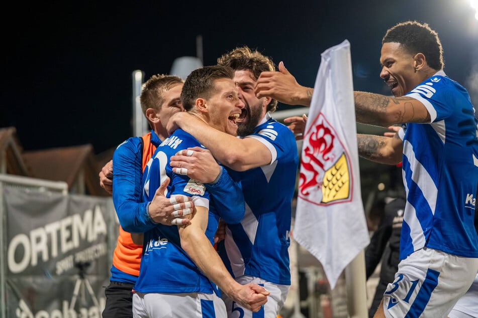 Was für eine Genugtuung! Energie hat durch Axel Borgmann (2.v.l.) das Spiel gedreht und bejubelt die Führung.