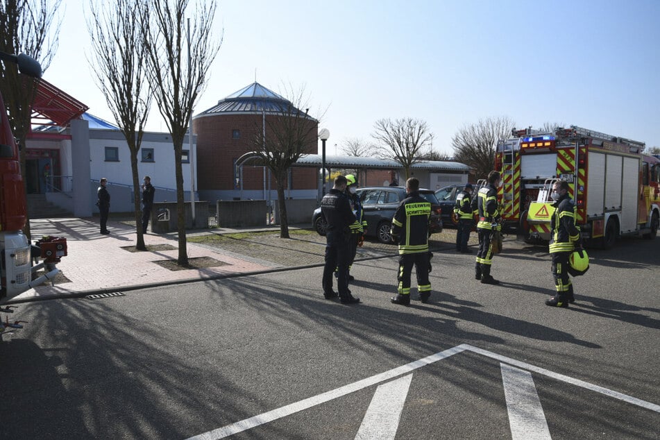 Großeinsatz der Feuerwehr und Polizei an einer Grundschule in Schwetzingen.