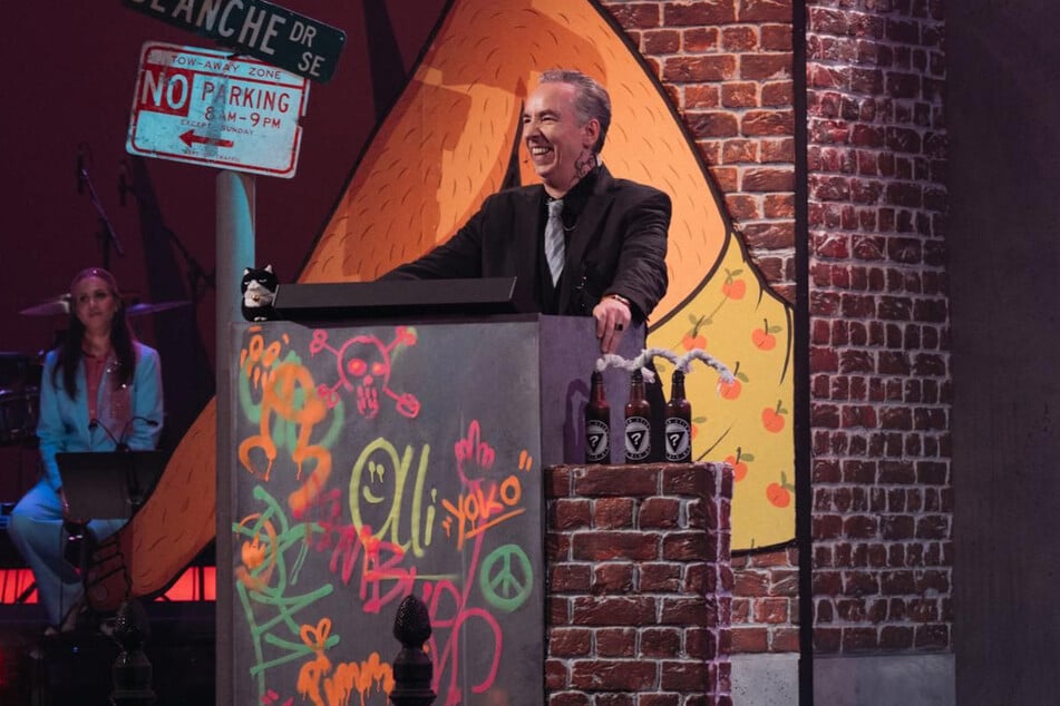 Viel Rotlicht, viel Kiez, viel Spaß: Olli Schulz hatte für seine Gewinnstufen-Sieger bereits die Molotowcocktails bereitgestellt.