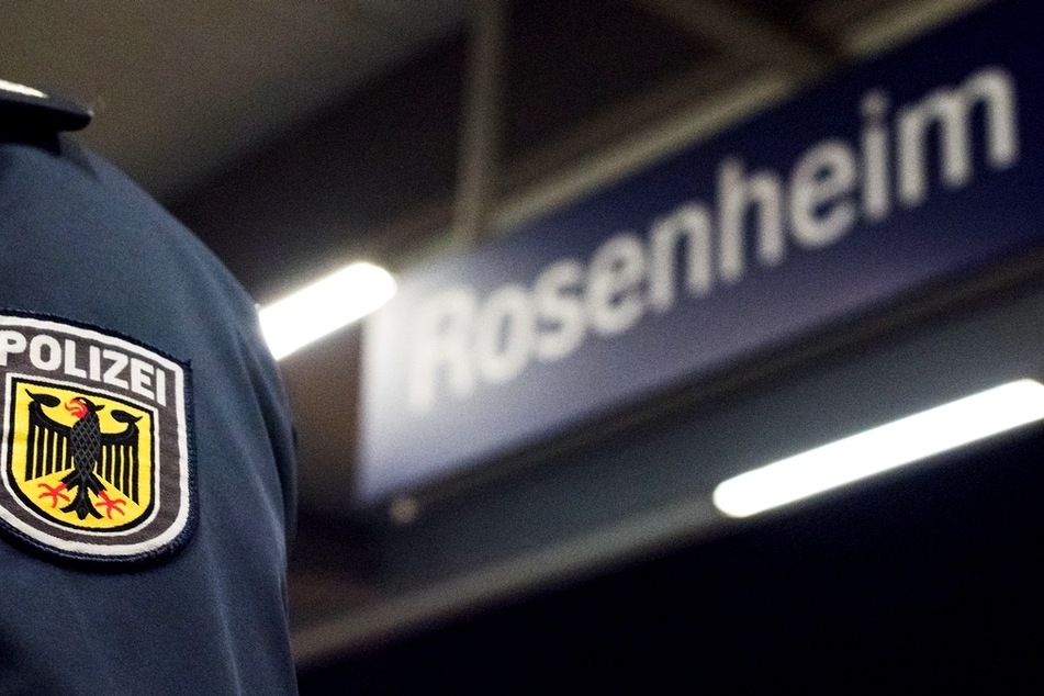 Nach einer Auseinandersetzung am Rosenheimer Bahnhof sucht die Polizei nach dem Tatverdächtigen.