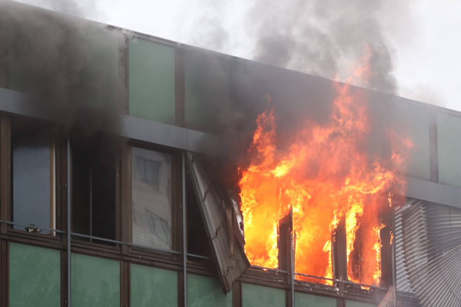 Berlin: Feuer in Marzahn: Flammen aus Zimmerfenstern im Ärztehaus