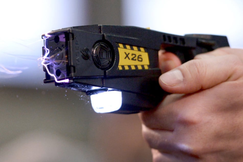 Ein Taser kann Angreifer aus einer Distanz von zwei bis fünf Metern außer Gefecht setzen, ohne das Risiko einer tödlichen Verletzung wie bei der Schusswaffe. (Symbolfoto)