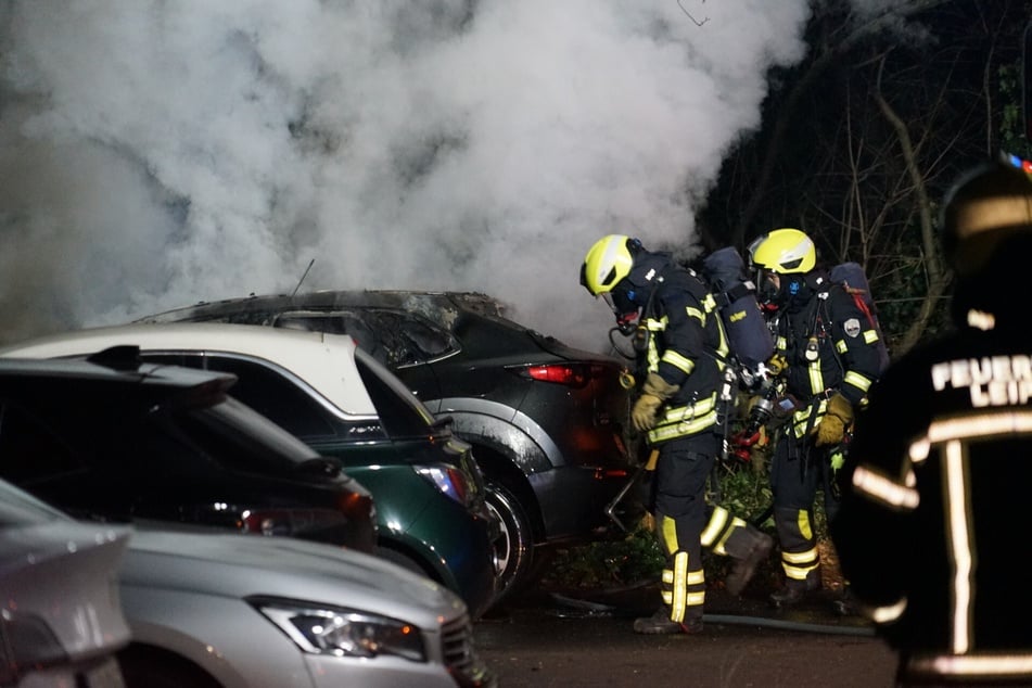 Glücklicherweise konnte die Feuerwehr ein Übergreifen auf andere Fahrzeuge verhindern. Im Anschluss wurde der ausgebrannte Wagen weiter mit Wasser gekühlt.