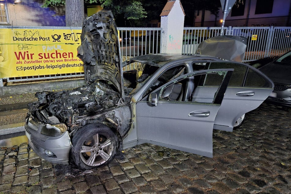 Auch der Mercedes im Osten Leipzigs brannte im vorderen Bereich fast vollständig aus.