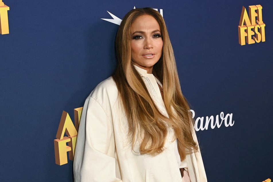 Jennifer Lopez insiders are claiming that the superstar is single and ready to mingle after her split from Ben Affleck.