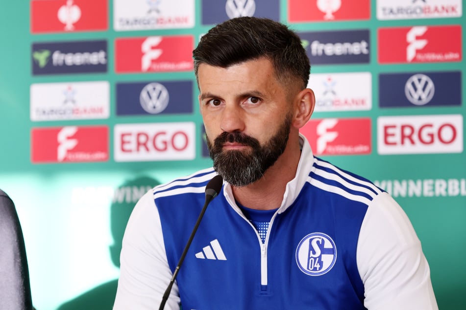 Schalke-Trainer Miron Muslic (42) hält nichts von der Einzeltäter-Theorie.